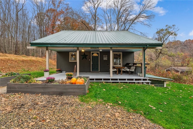 view of front of house featuring a front lawn