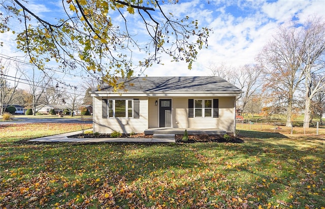 view of front of home featuring a front lawn