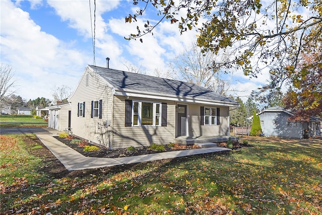 view of front of property featuring a front lawn