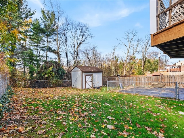 view of yard featuring a storage shed