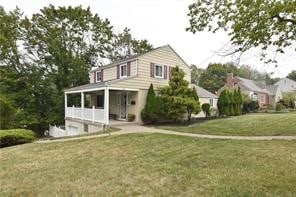 view of front property featuring a front yard