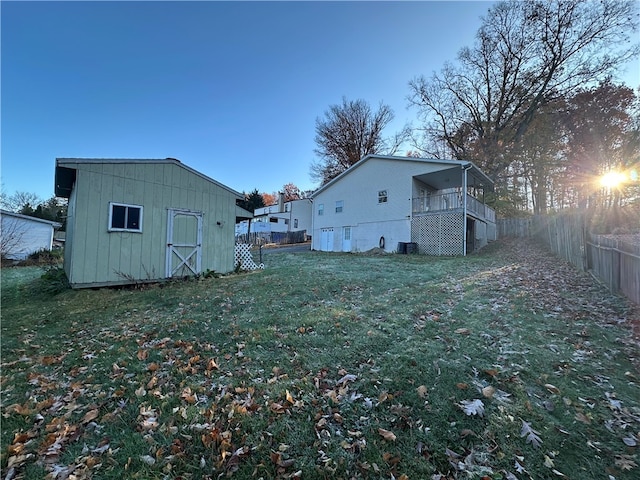 view of yard with a storage unit