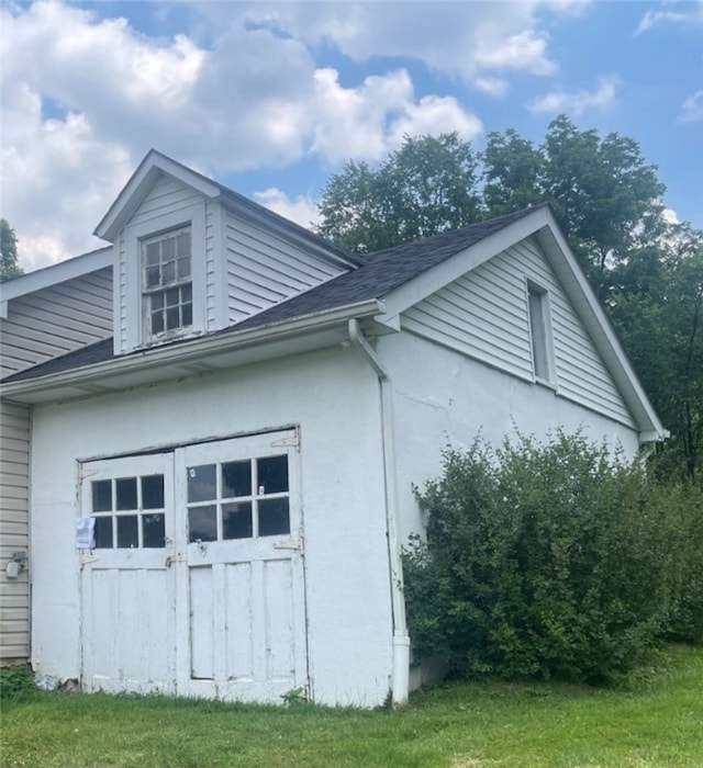 view of side of property featuring a lawn