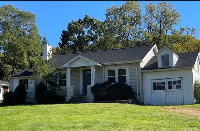 view of front of property featuring a front yard