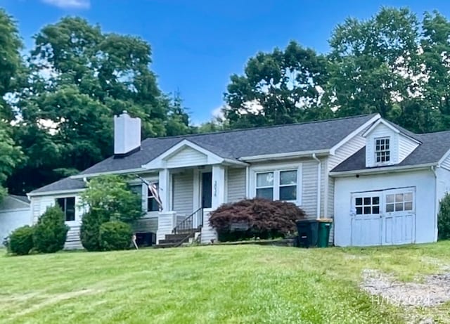 view of front facade featuring a garage and a front lawn