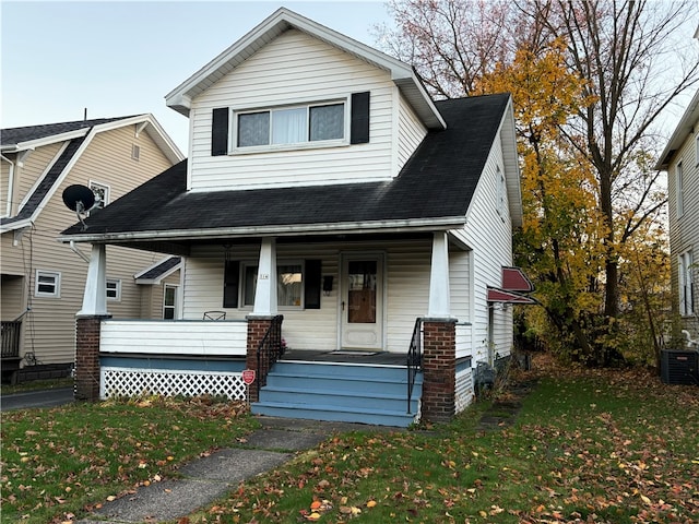 view of front facade featuring a front yard and covered porch