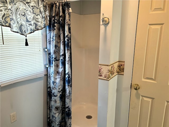 bathroom featuring a shower with shower curtain