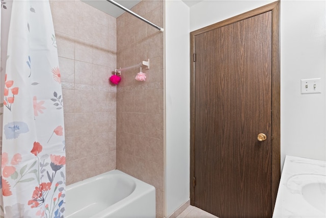 bathroom with shower / tub combo