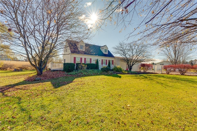 view of front facade with a front lawn