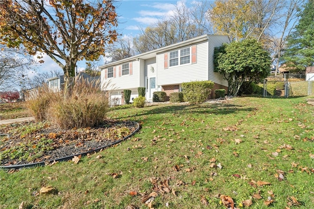 split foyer home featuring a front lawn