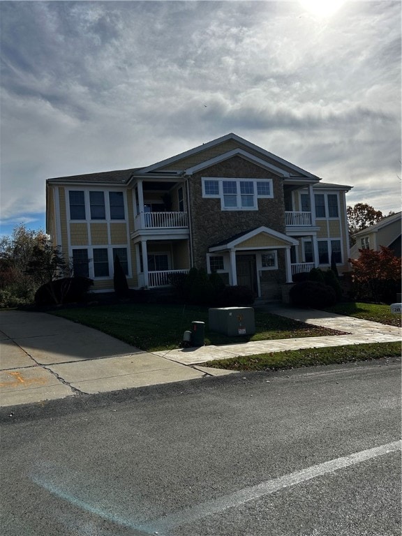 view of front of property featuring a balcony