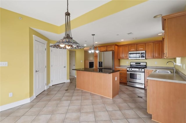 kitchen featuring light tile patterned floors, stainless steel appliances, recessed lighting, a sink, and a kitchen island