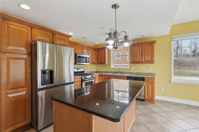 kitchen with stainless steel appliances, recessed lighting, a sink, and a kitchen island