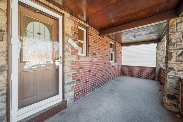 property entrance featuring a porch