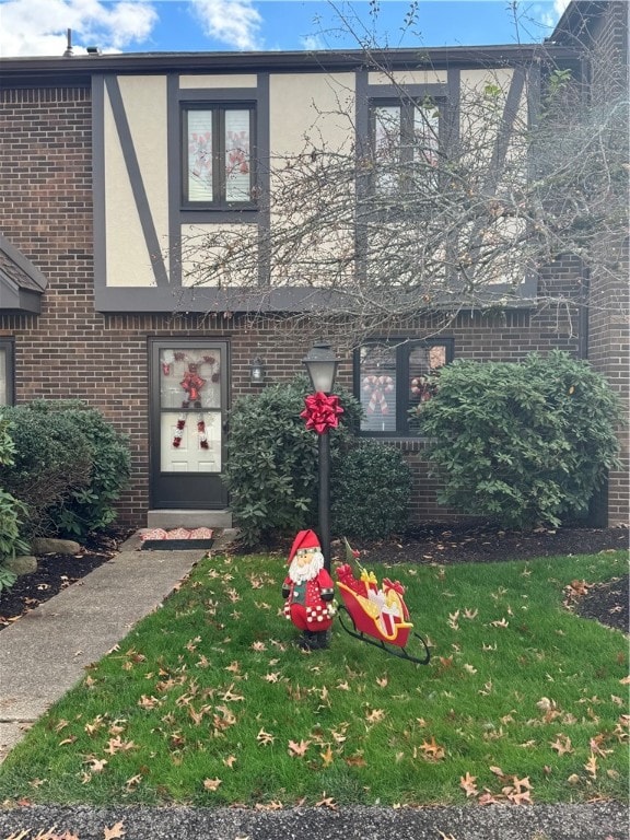 view of front of home with a front yard