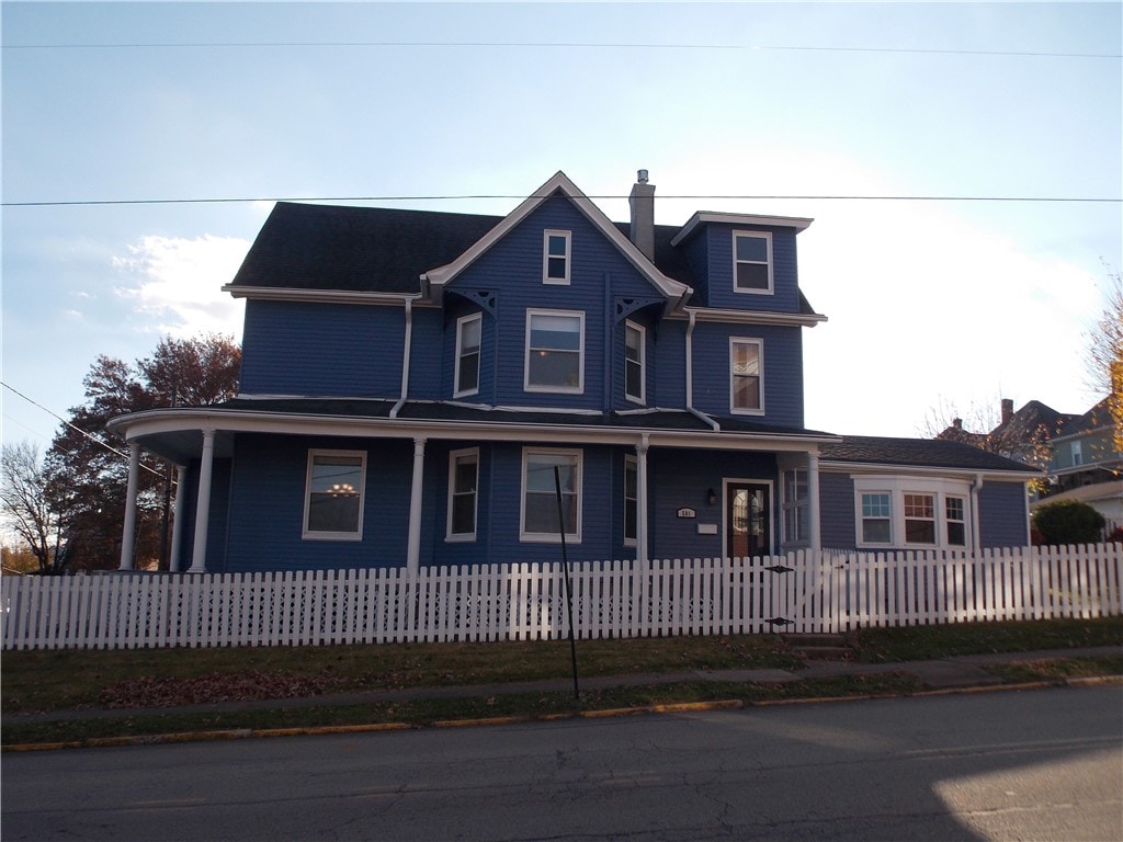 view of front facade with covered porch