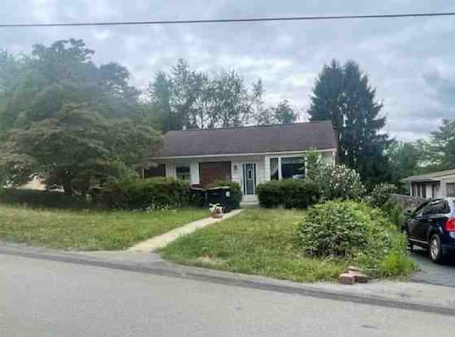 view of front of house featuring a front lawn