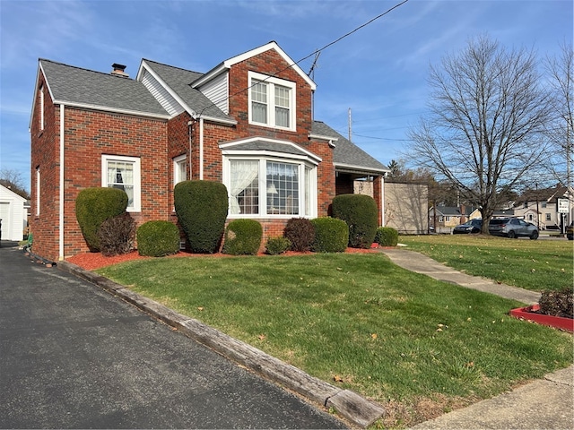 view of front facade featuring a front yard