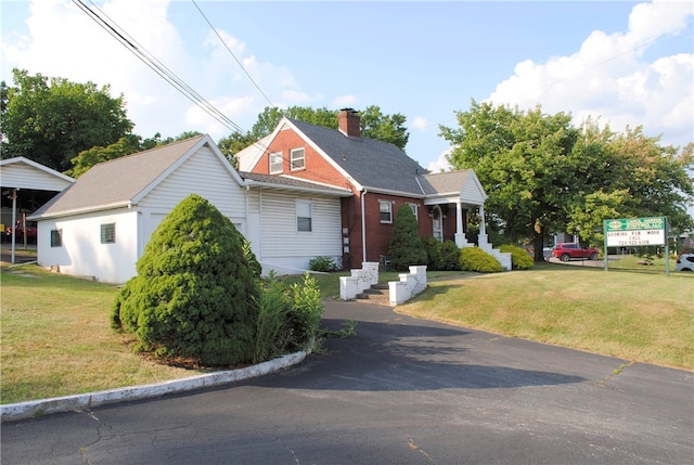 view of front of property with a front lawn