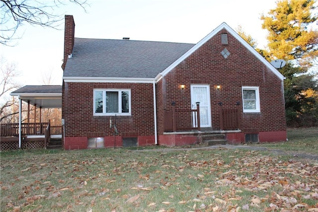 view of front facade with a front yard