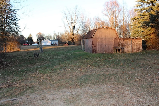 view of yard featuring an outbuilding