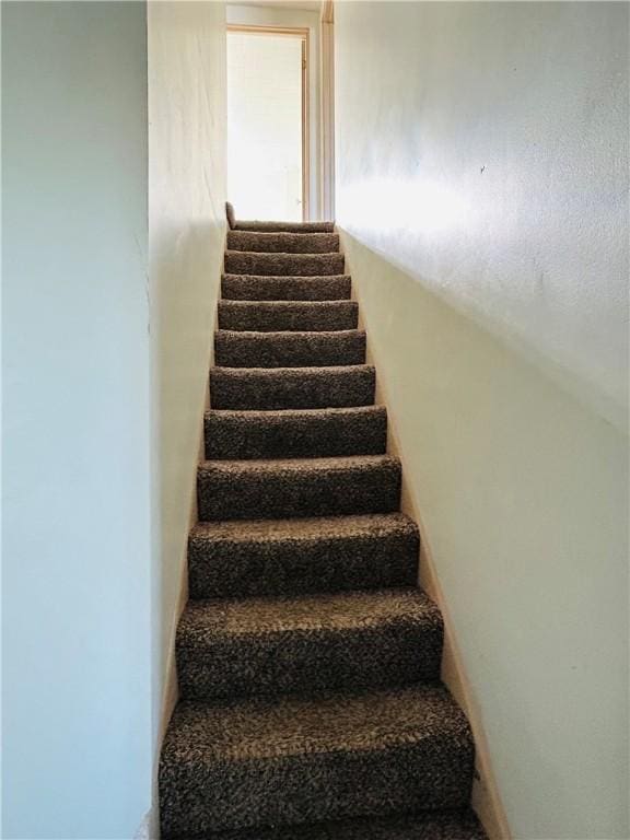 403 Lowell St, Vandergrift Wml, PA 15690 - view of stairway