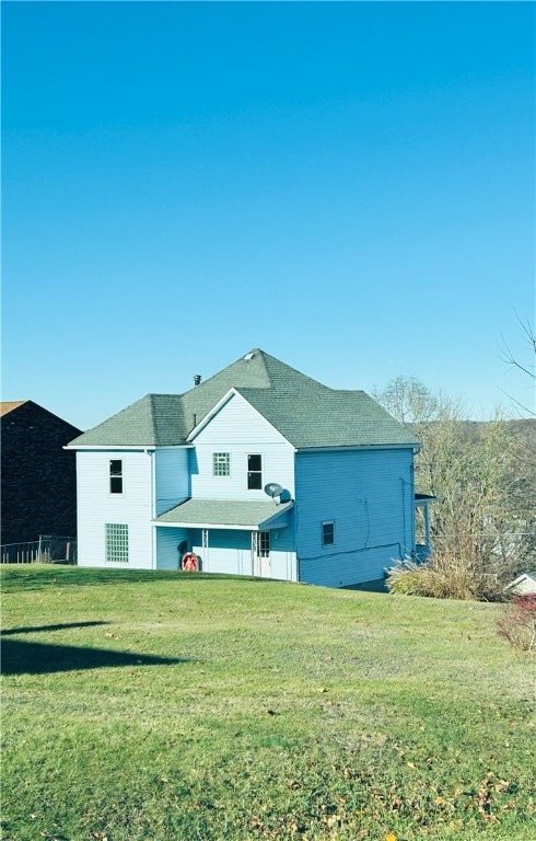 back of house featuring a lawn