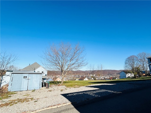 view of yard with a mountain view