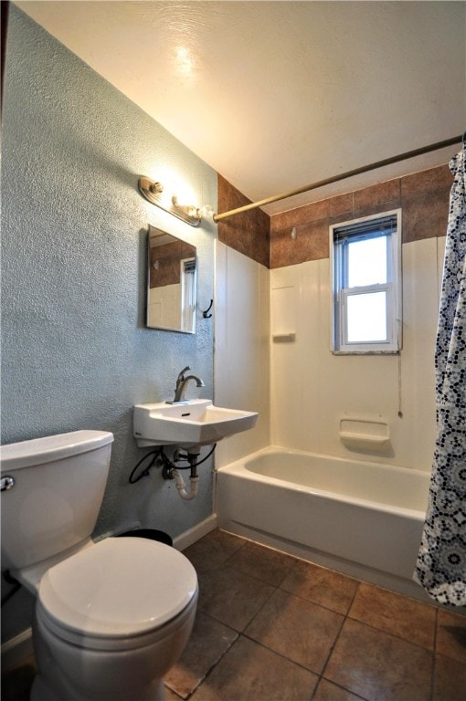 full bathroom featuring toilet, shower / bath combo with shower curtain, sink, and tile patterned floors