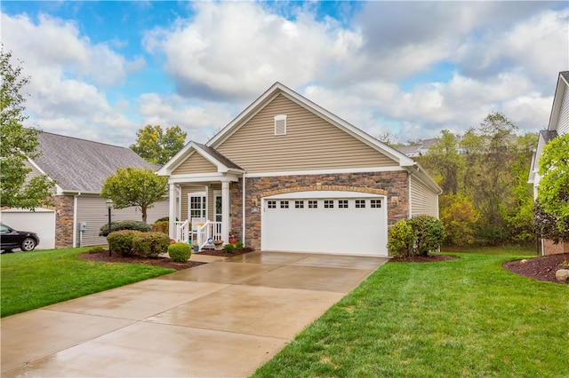 view of front of house featuring a front lawn