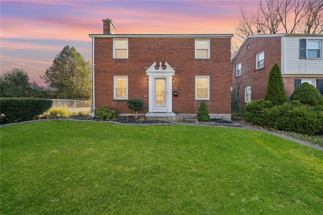 view of front of home featuring a lawn