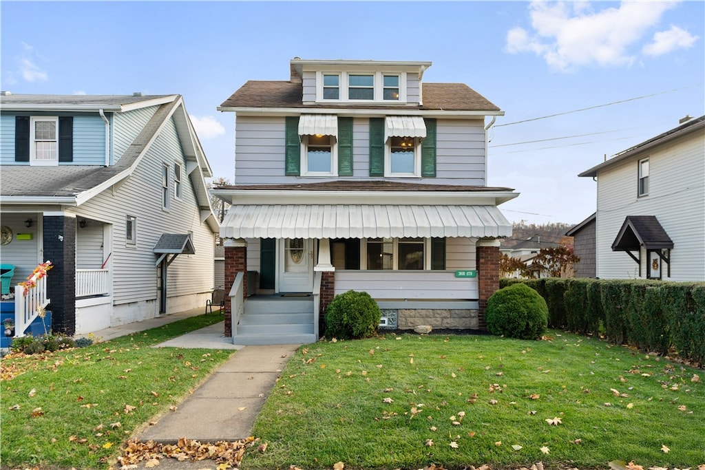 front of property with a front lawn