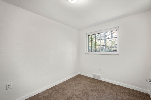 unfurnished room featuring carpet floors