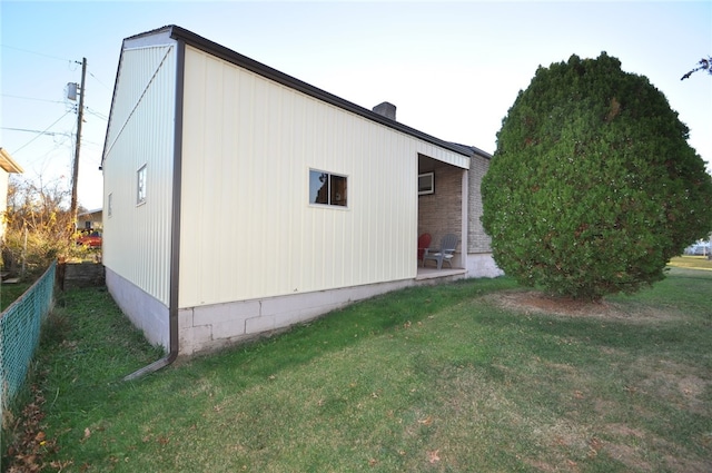 view of side of property featuring a yard