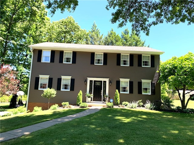 colonial house featuring a front lawn