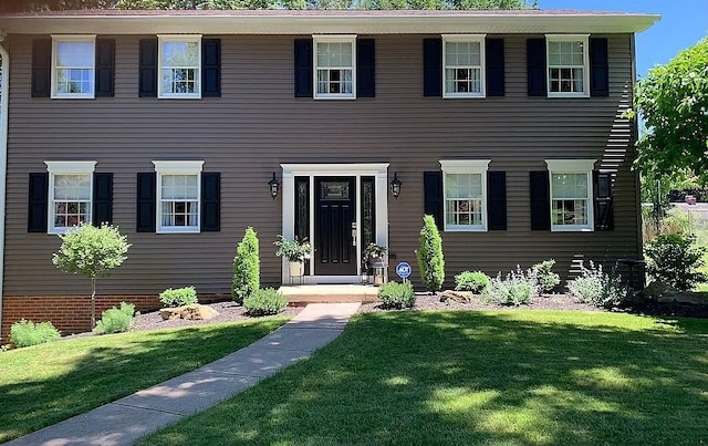 colonial home featuring a front yard