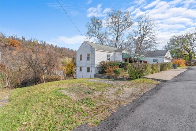 view of side of property featuring a yard