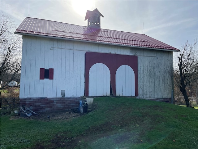 view of outbuilding with a lawn