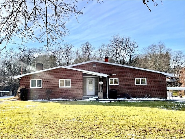 single story home featuring a front lawn