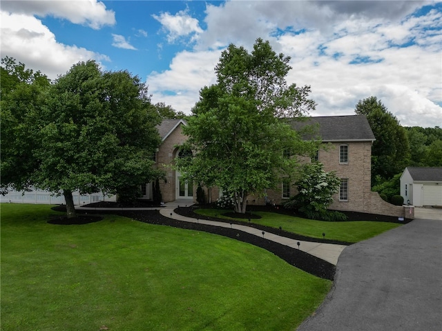 view of front of home featuring a front yard