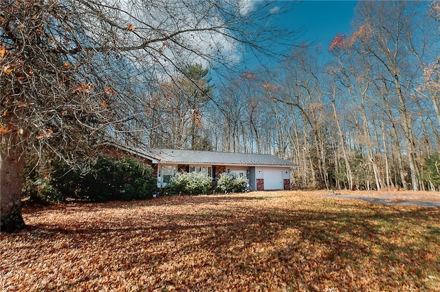 view of front of property featuring a garage and a front yard