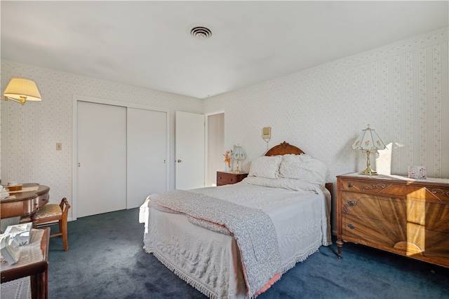 bedroom with carpet flooring and a closet