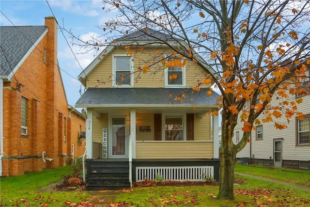 view of front facade featuring a front lawn