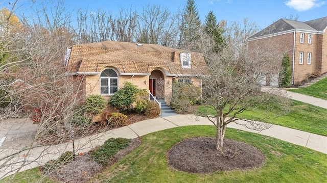 view of front of house featuring a front yard