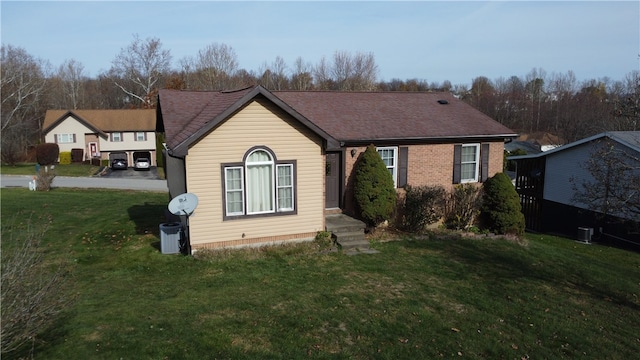 view of front of property featuring a front yard