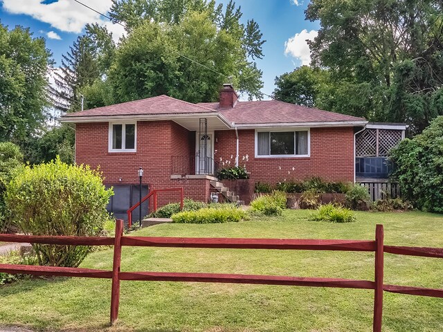 view of front of property with a front yard