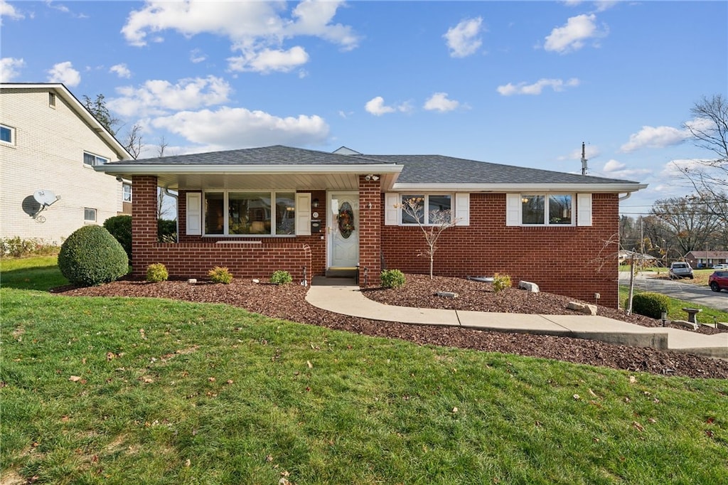 view of front of property featuring a porch and a front lawn