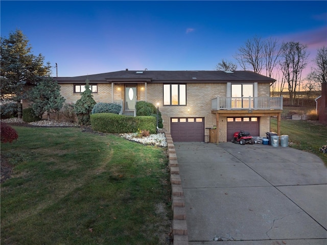 view of front of home featuring a yard and a garage