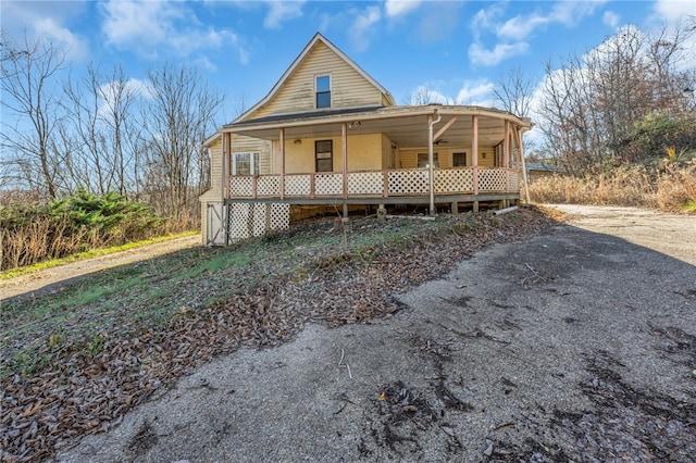 farmhouse featuring covered porch