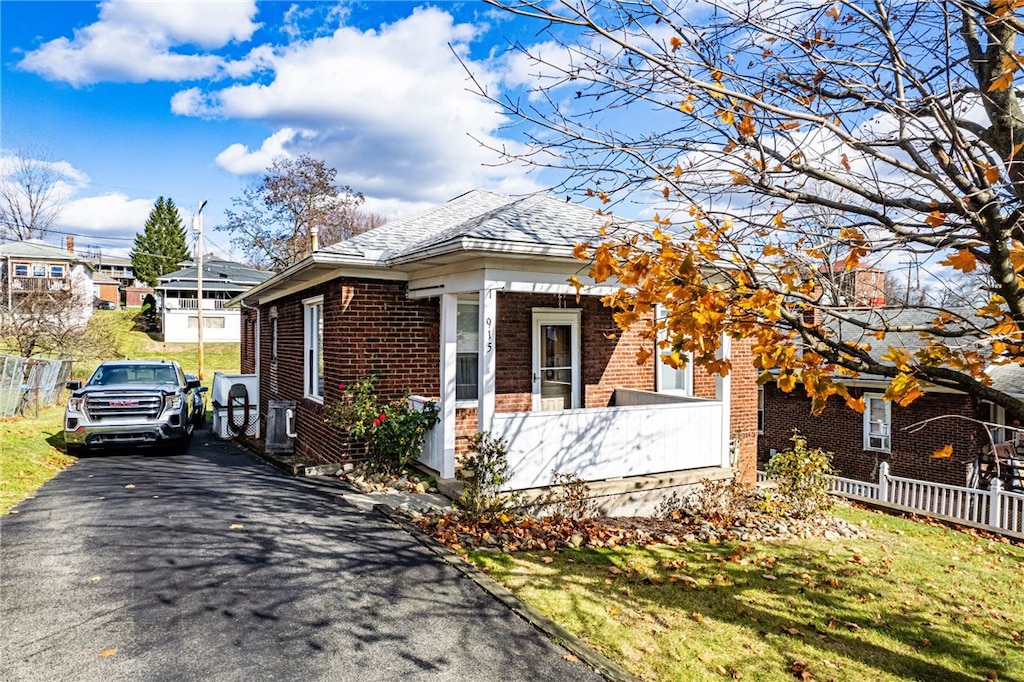 view of front of property featuring a front yard